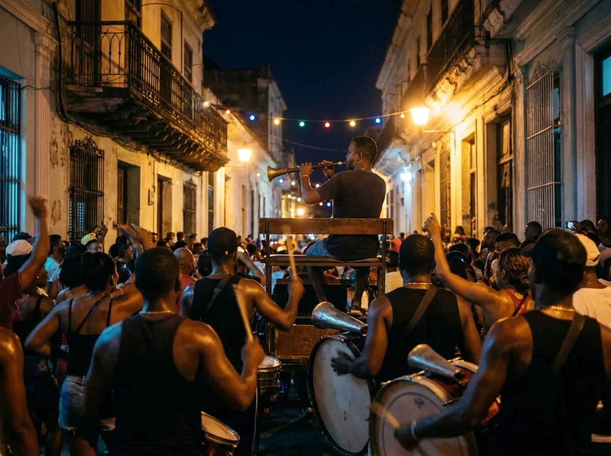 Conga nocturne dans une rue de Santiago de Cuba, un musicien jouant d'un cor conique au-dessus de la foule, tambours et bras levés sous les balcons.